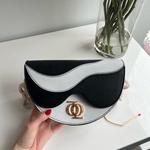 Leather shoulder bag ( God Save Queens) in black/white
